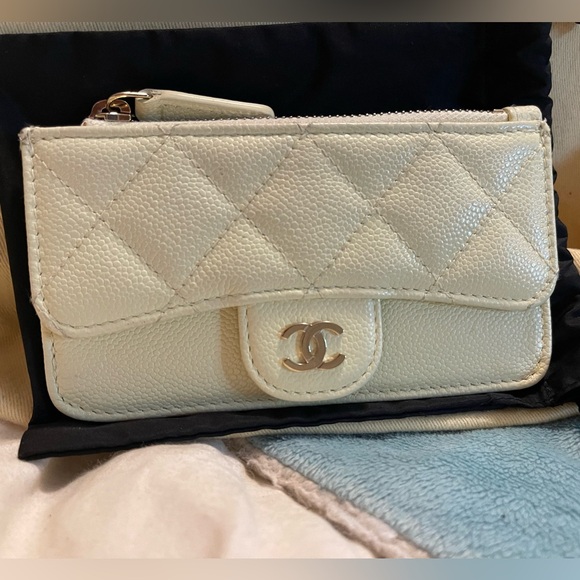 ❤️SOLD❤️ Auth CHANEL Flap Zip Card Holder in Light Yellow Quilted Caviar Leather - Picture 1 of 7
